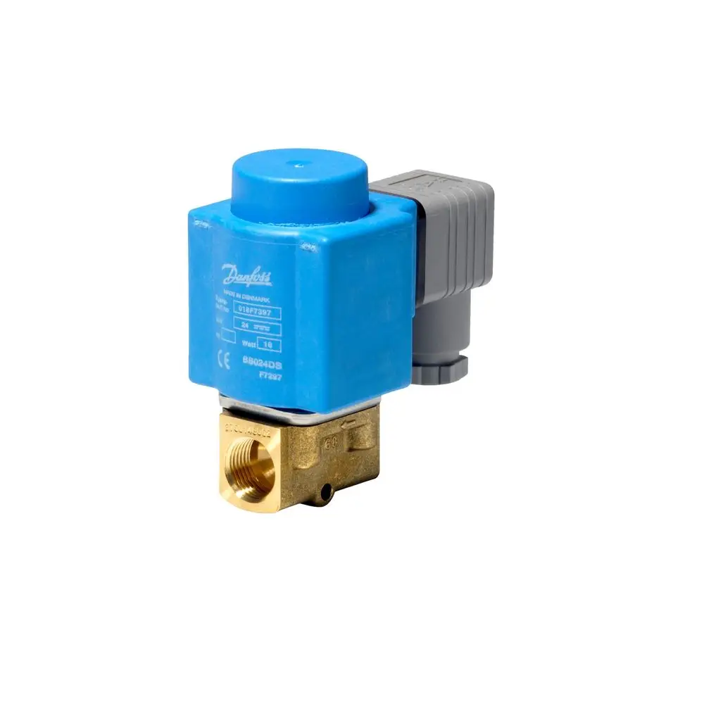 Magnetventil von Danfoss mit blauer Kunststoffummantelung und metallischem Anschluss. Die Bauform ist kompakt, das Ventil hat eine Elektronikbox auf der rechten Seite.